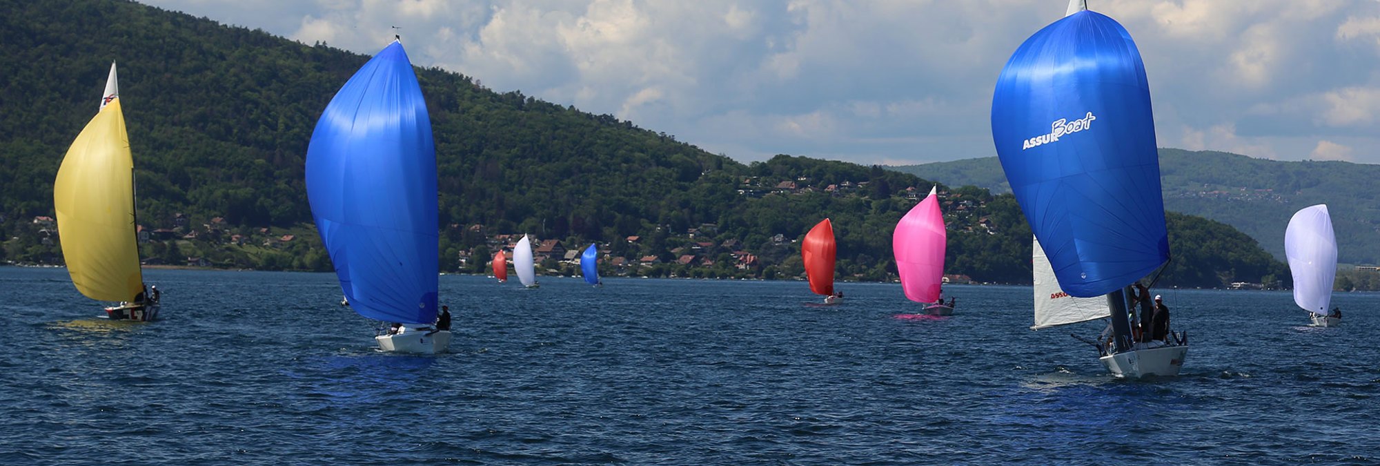 Les couleurs Assurboat sur l'eau